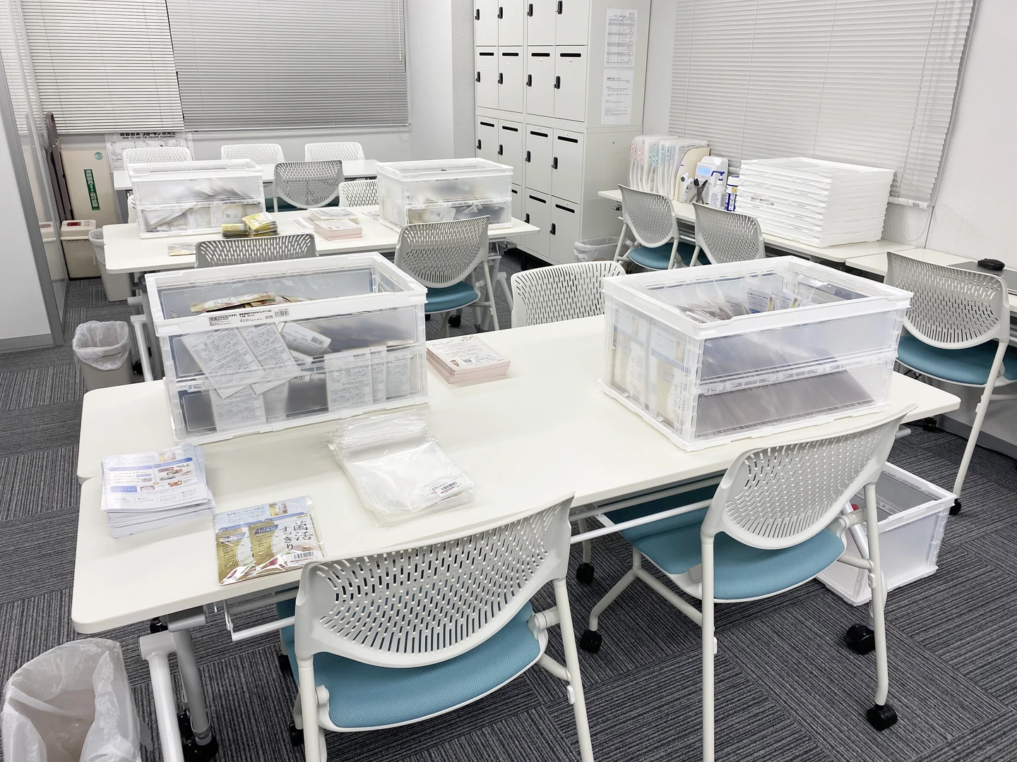 商品を入れたケースと作業机が並ぶ事業所内