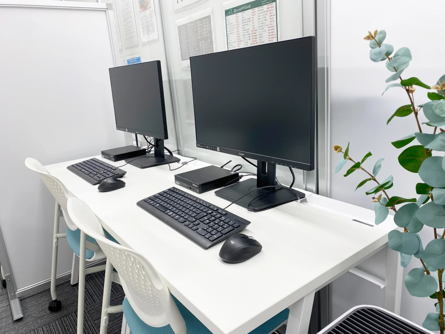 白い机とデュアルモニターが並ぶPC作業スペース