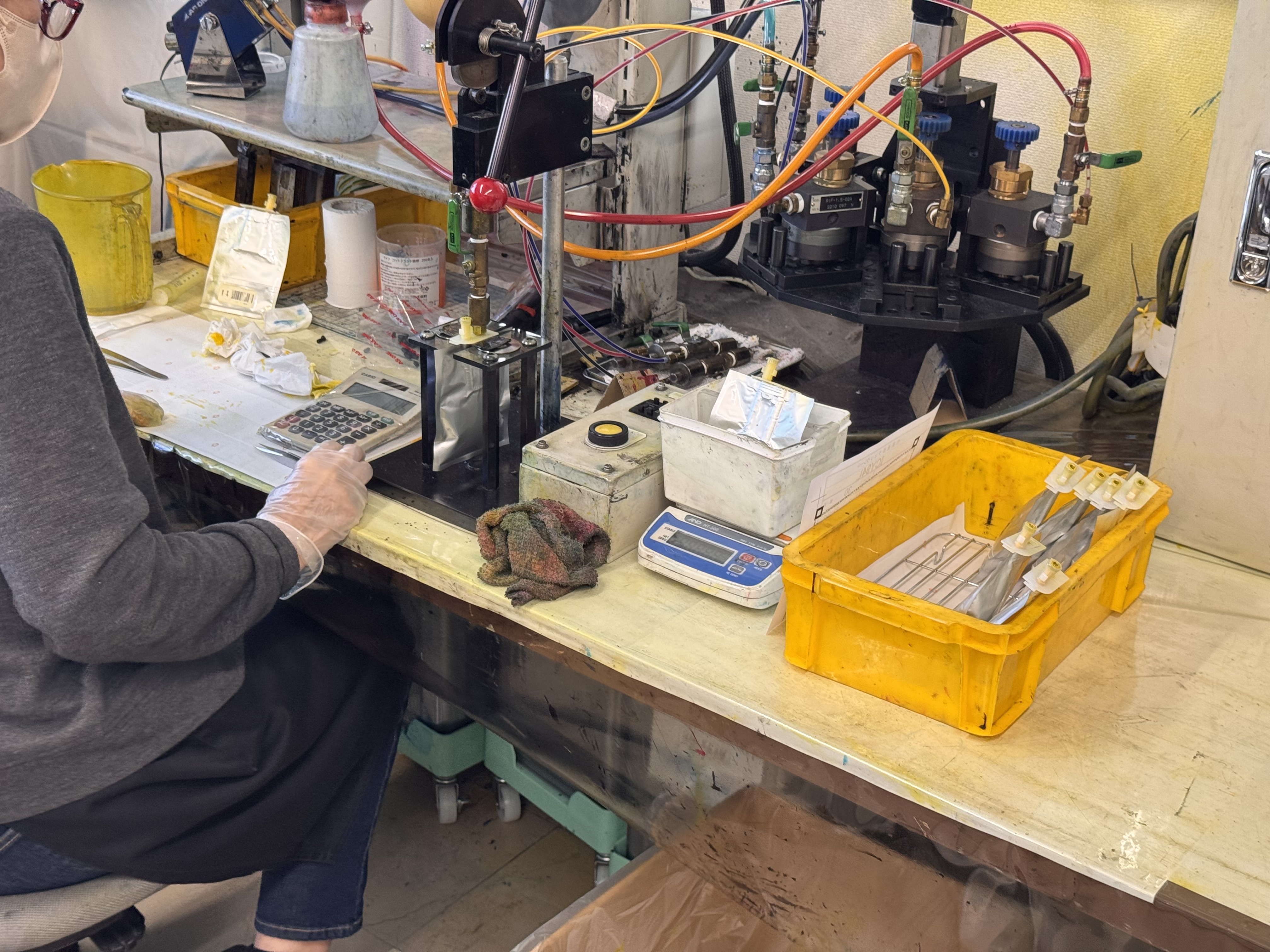 作業者が専用の充填設備を操作している様子